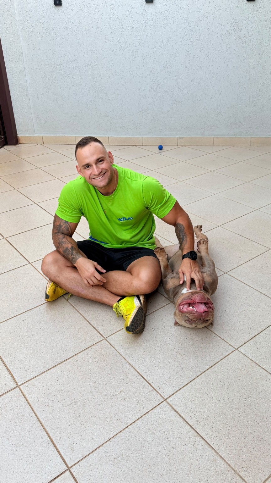 João em momento de descontração com um cão