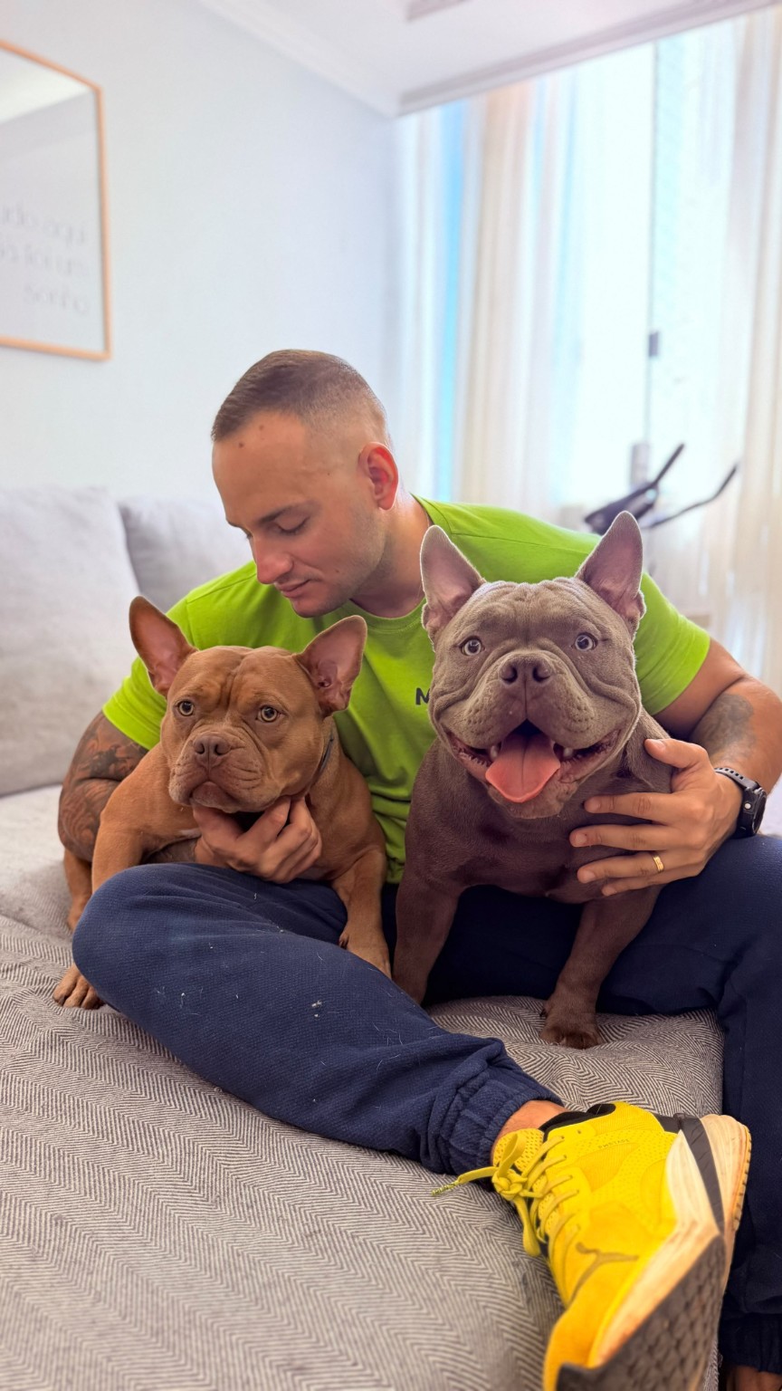 João em momento de relacionamento e trabalho com dois cães